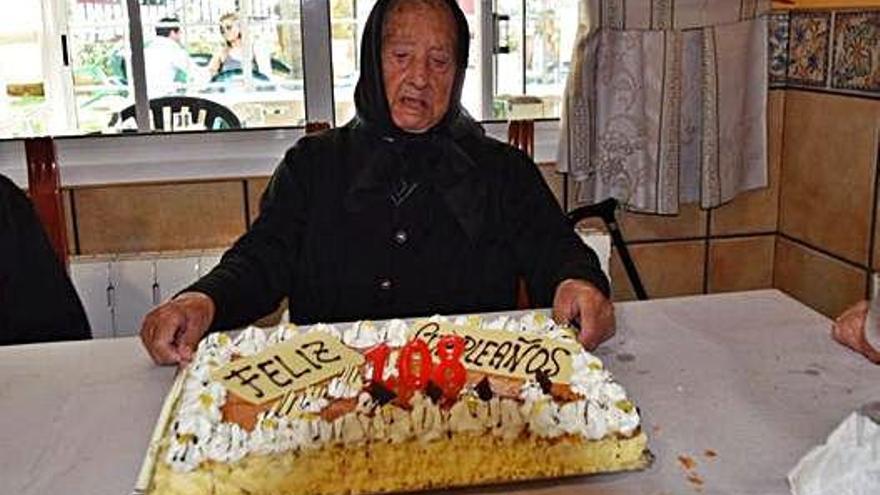 Pascuala Bermúdez Ratón sopla las velas por su 108 cumpleaños.