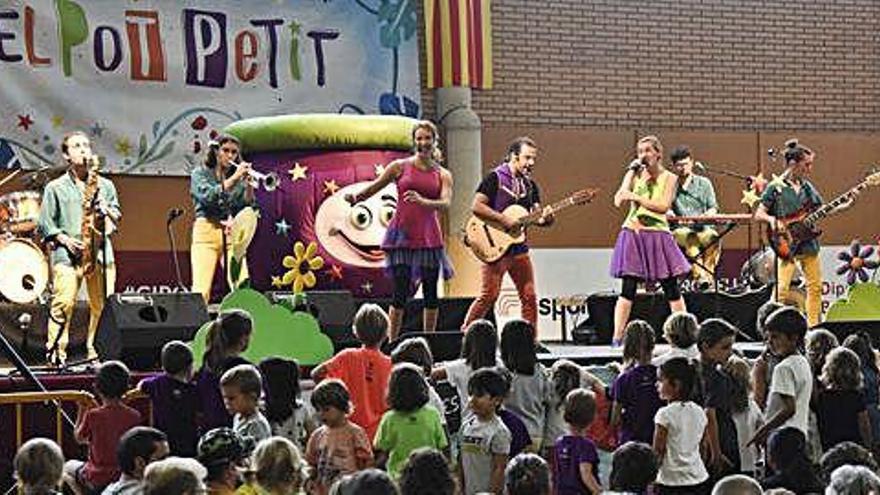 El grup infantil El Pot Petit, en una de les seves actuacions, a la Festa Major de Gironella d&#039;aquest any