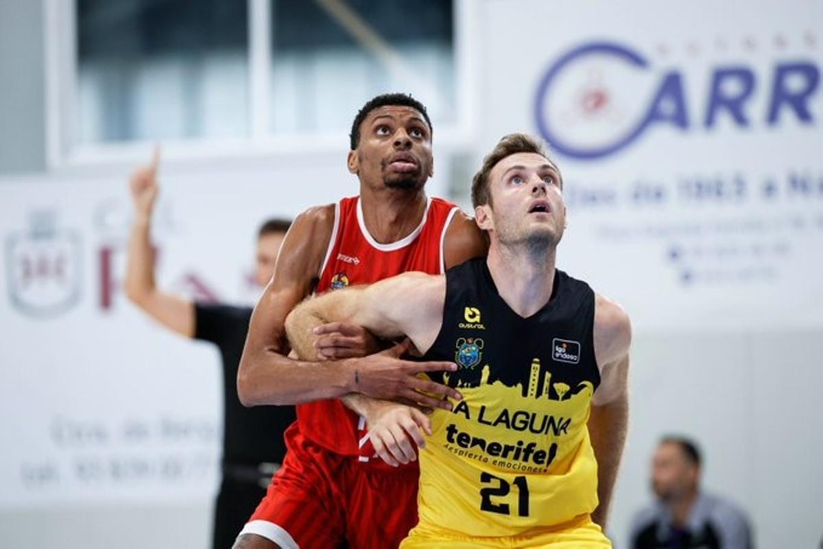 Derrick Alston Jr frente a Tim Abromaitis del Tenerife