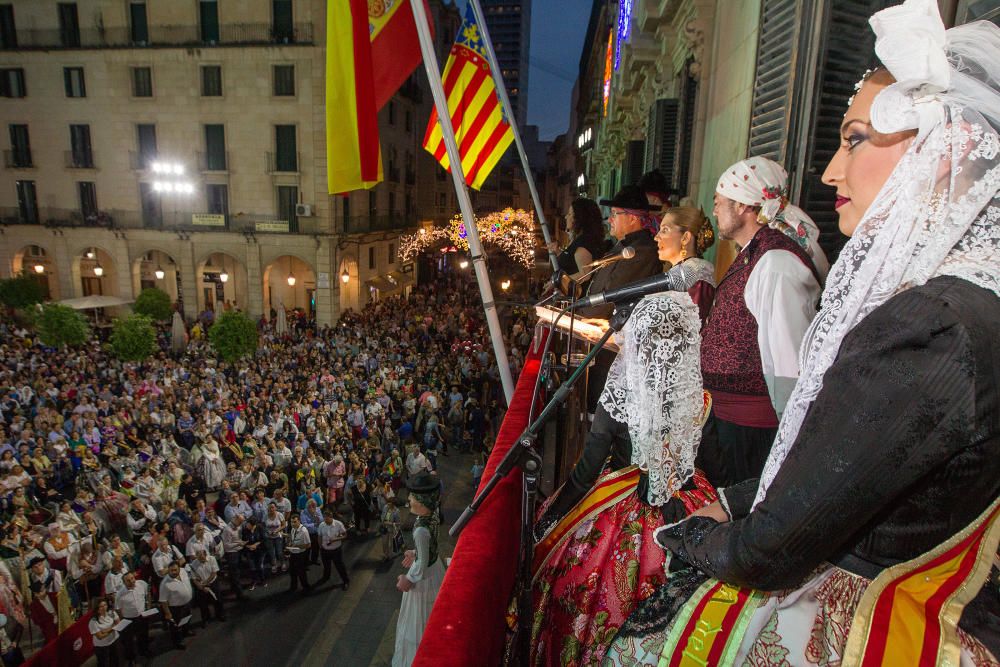 La apertura de las Hogueras del 90 aniversario resultó espectacular, con una gran participación de las comisiones, de veteranos festeros y de las Belleas del Foc.