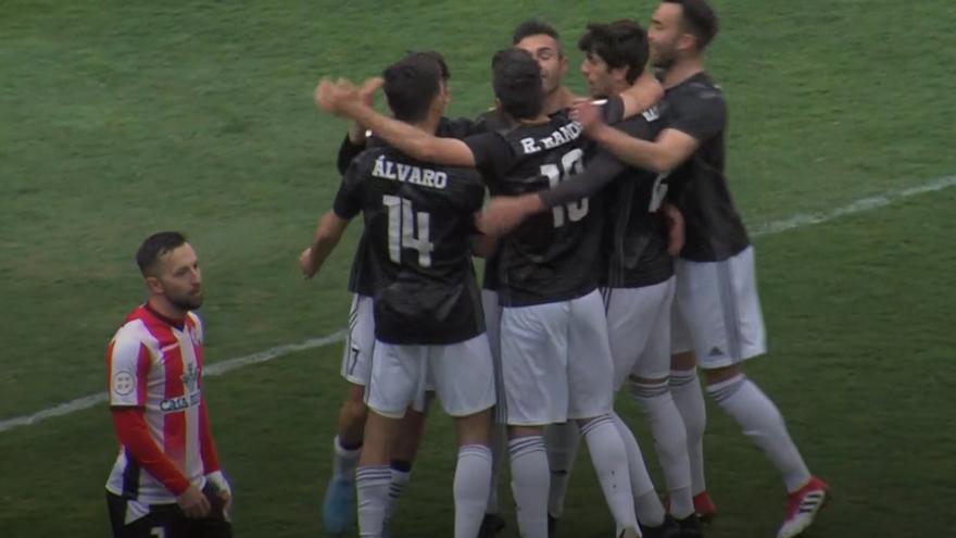 Los jugadores del Dux celebran el 0-1.