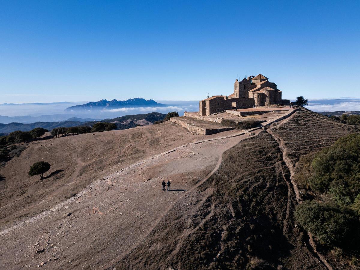 Subida y cima de la montaña la Mola antes de los últimos días del cierre del restaurante situado en la cima