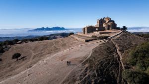 Subida y cima de la montaña la Mola antes de los últimos días del cierre del restaurante situado en la cima