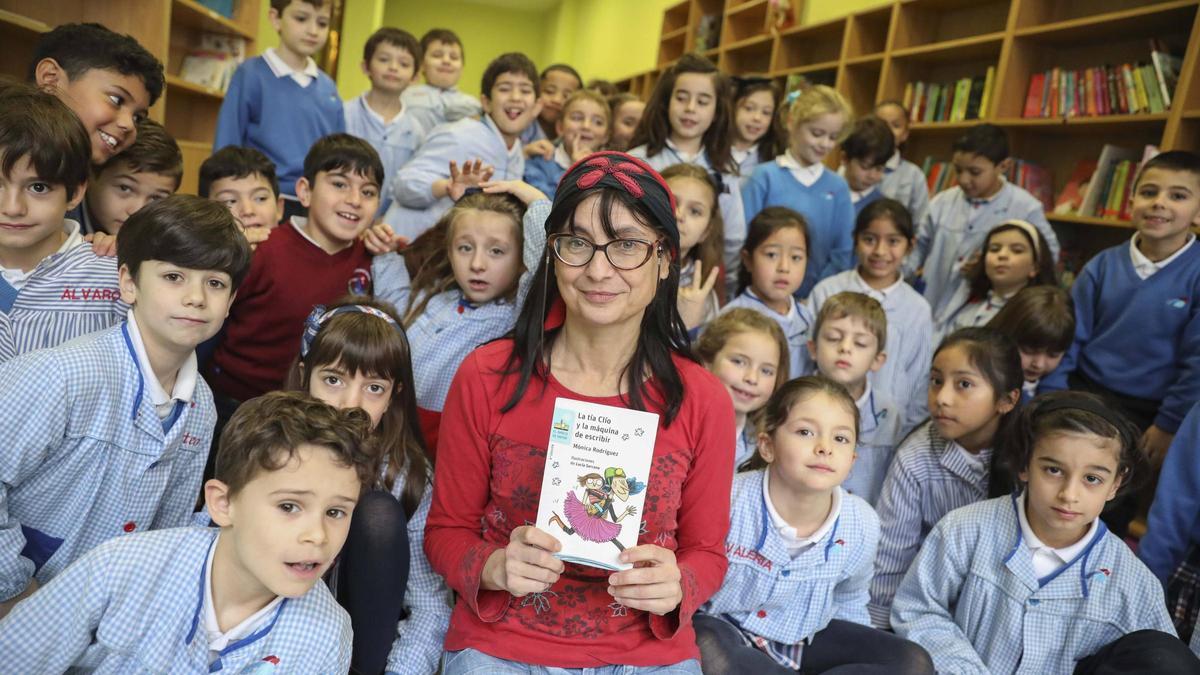 La escritora de literatura infantil Mónica Rodríguez en un encuentro con los alumnos del Colegio San Vicente
