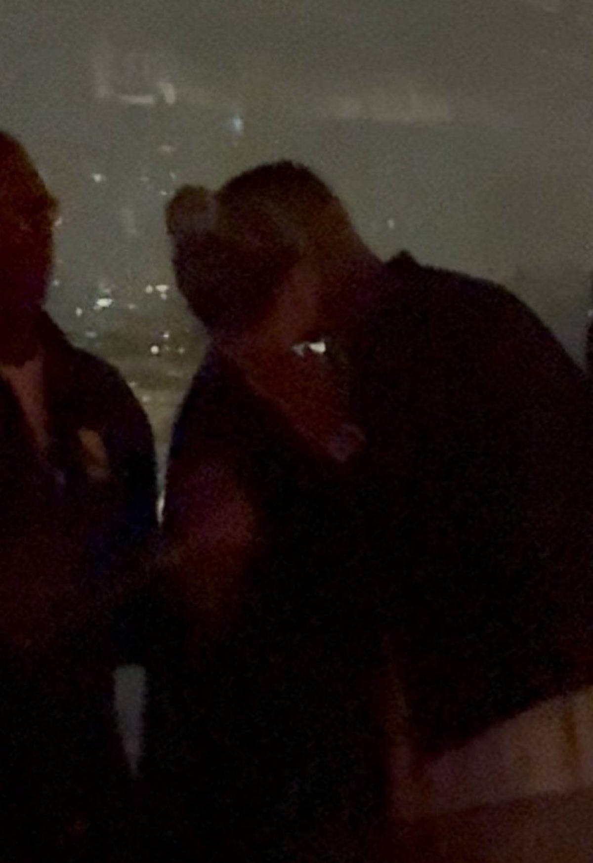 Mbappé y Ester Expósito dándose un beso