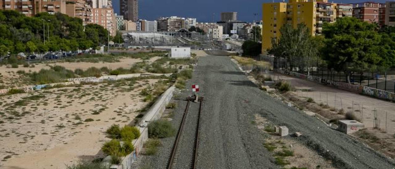 El Administrador de Infraestructuras Ferroviarias (Adif) ha cedido al final a la presión de los vecinos y retirará la polémica vía que sigue partiendo la ciudad.