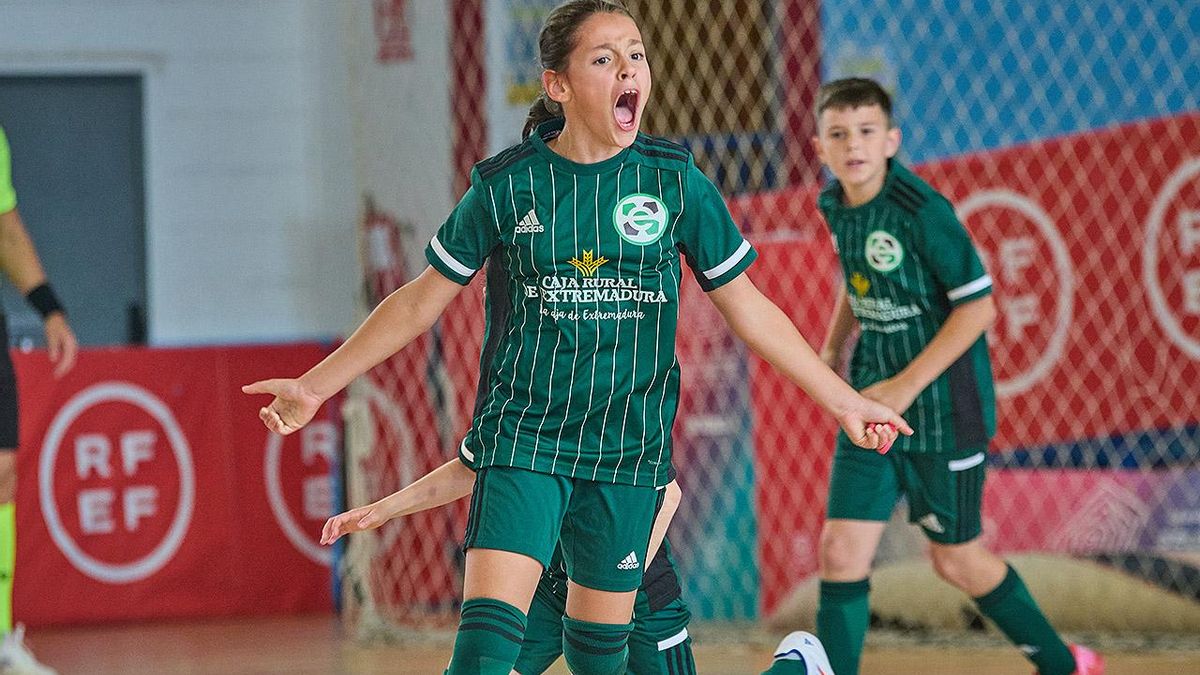 Celebración de un gol de la selección extremeña femenina.