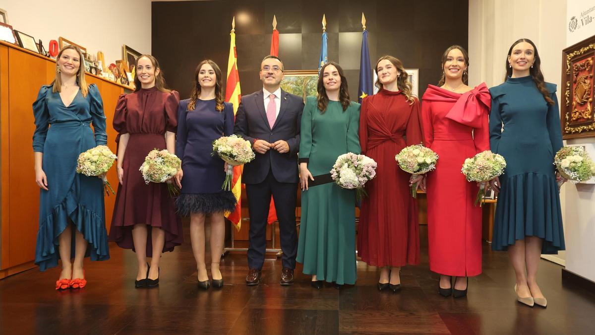 La reina de les festes, Nadia Alba Costa, amb les dames de la cort d’honor, Alba Barrachina Mira, Blanca Nebot Campos, Claudia Vicent Fortuño, Cristina Font Herrero, Maria Nieto Seriols i María Parra Clausell, i l’alcalde de Vila-real, José Benlloch.