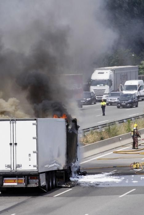 Incendi d''un camió a l''AP7