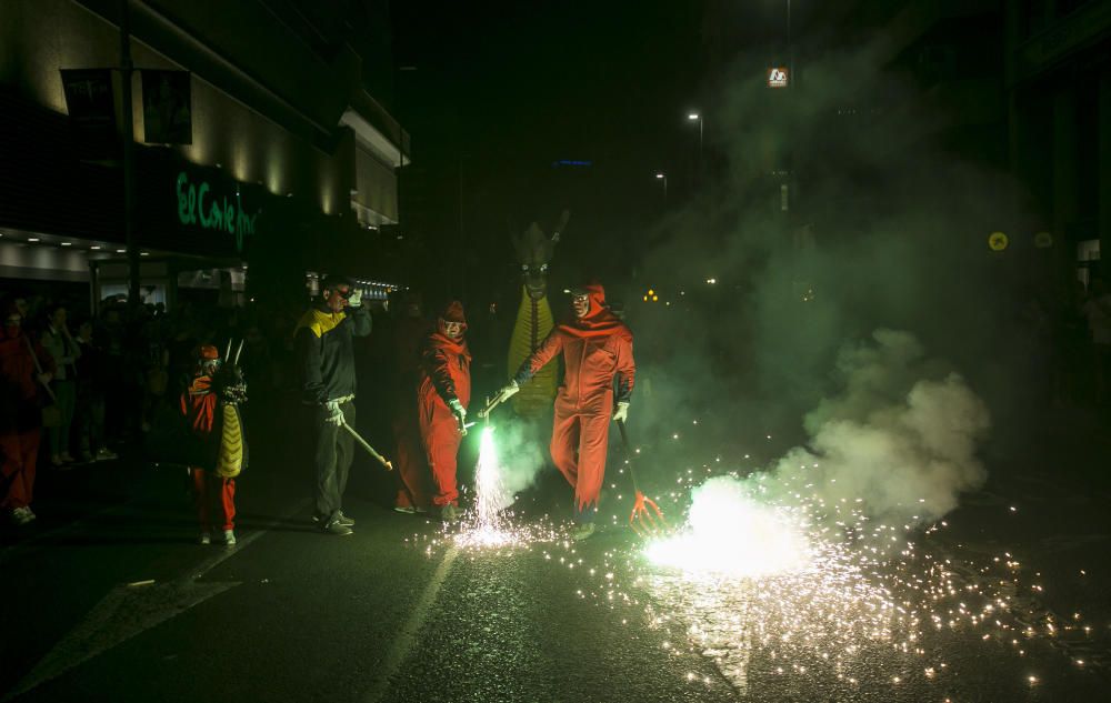 El correfoc y l''Arribada dan inicio a las Hogueras del 90 aniversario.