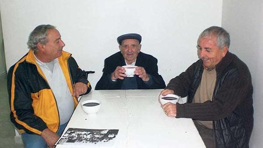 Xosé Abal Cruz, ó fondo, nun furancho con Luis Santomé e Manuel Uxío.