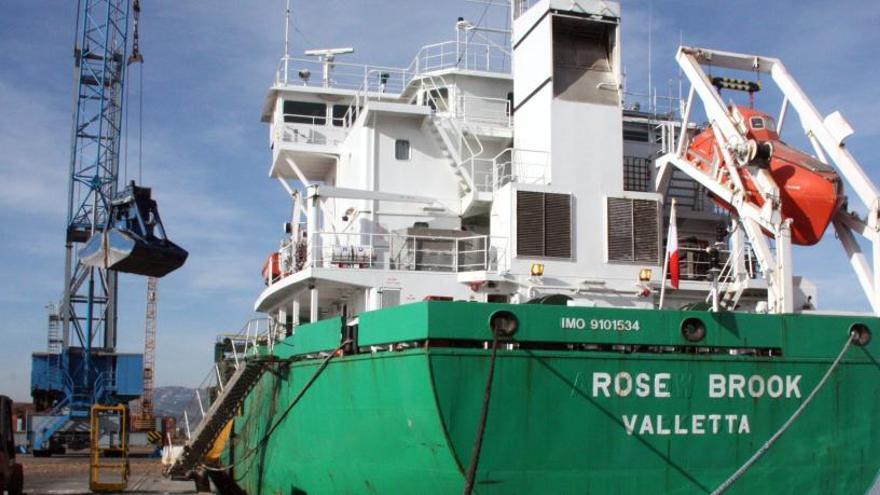 Un vaixell que transporta biomassa al Port de Palamós