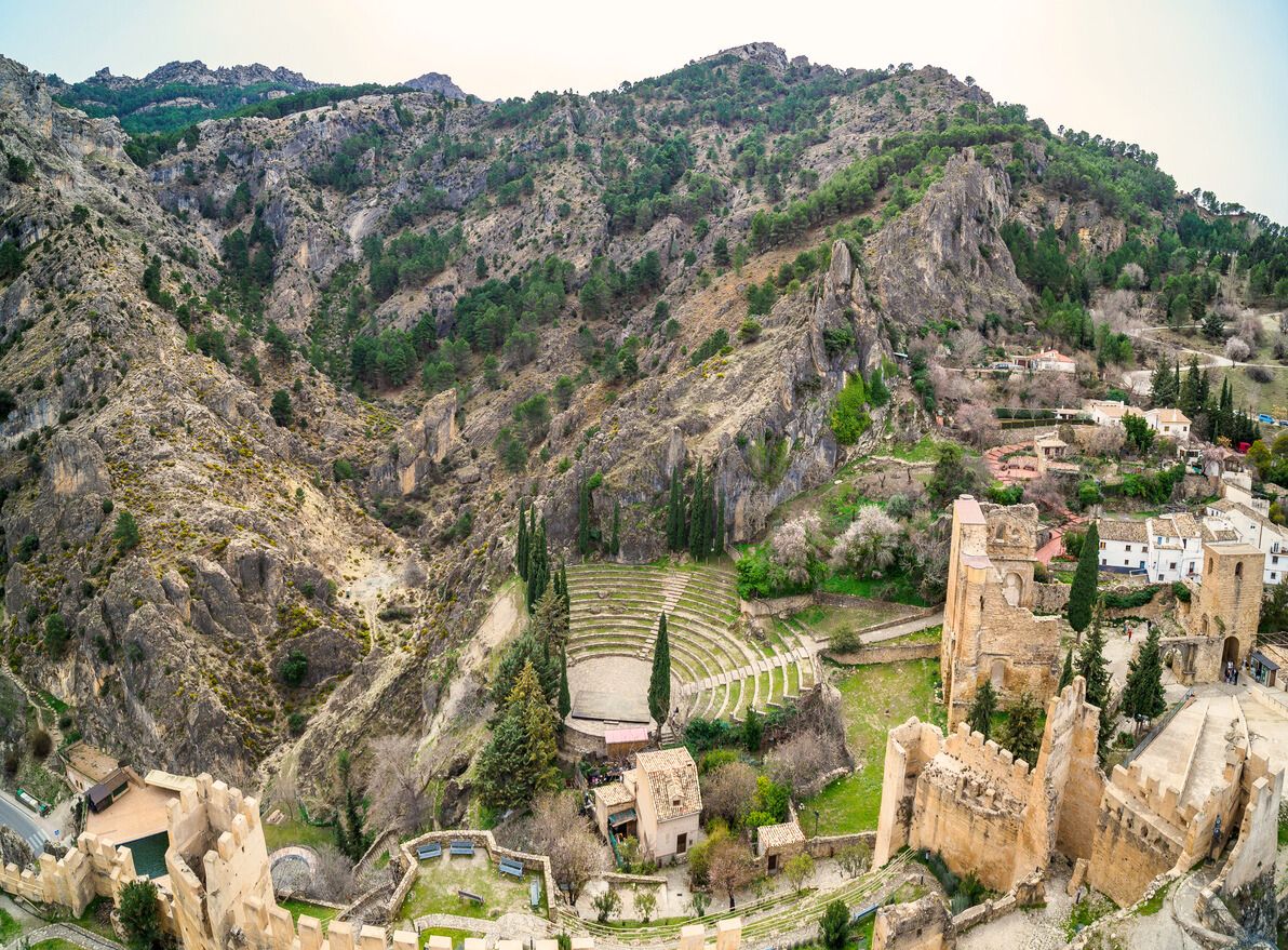 El Auditorio junto a las ruinas de la iglesia de Santo Domingo de Silos