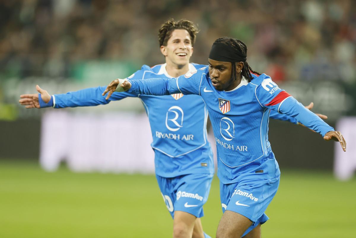 El delantero del Atlético Ademola Lookman celebra tras marcar el tercer gol ante el Betis