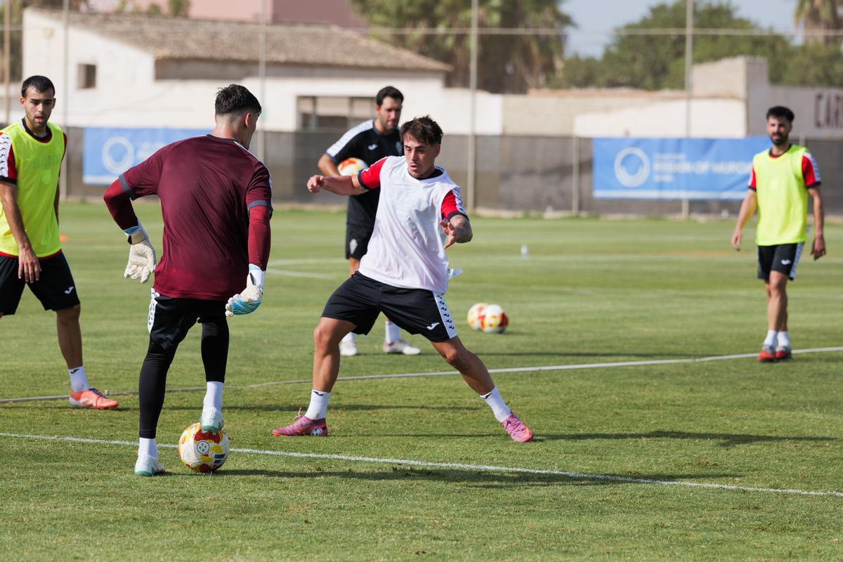 Un instante del primer entrenamiento de Guilló a los mandos del Real Murcia.