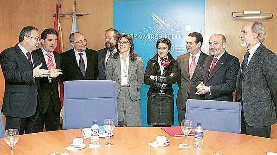 Losada (segundo por la derecha) y Caballero, con alcaldes gallegos en una reunión con Caride.