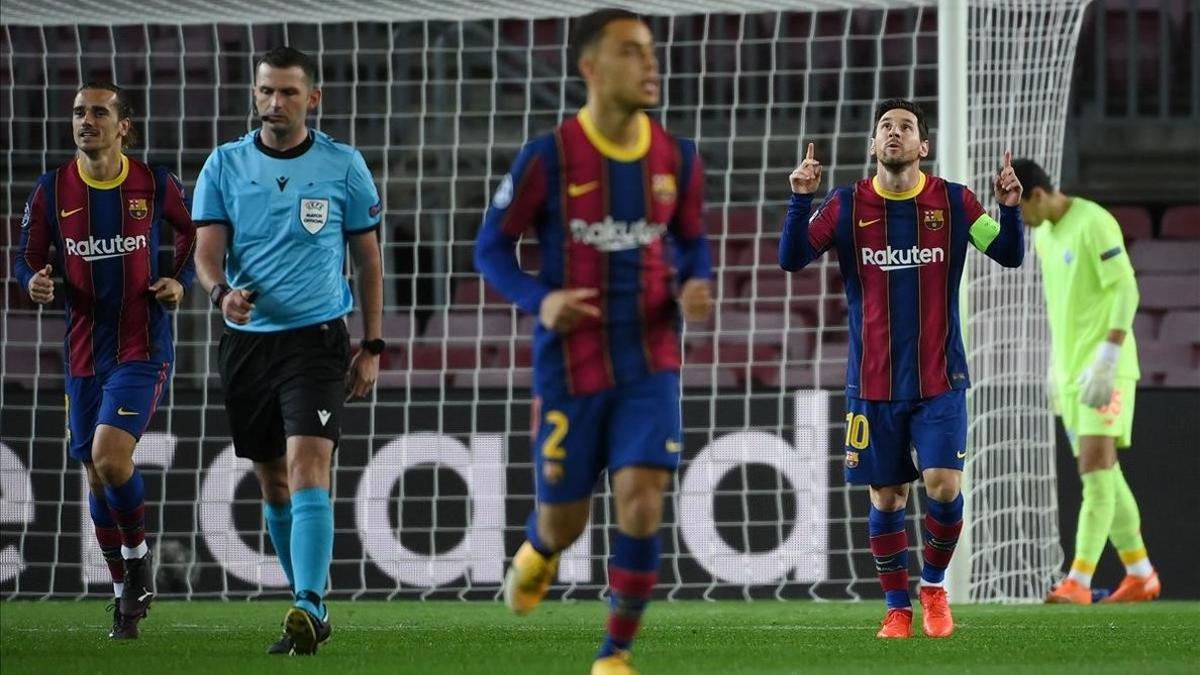 Leo Messi celebra el tando de penalti ante el Dinamo de Kiev