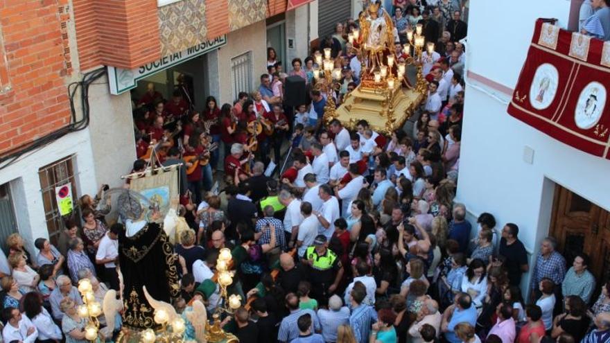 Llíria reúne a miles de vecinos en la «Baixà» de Sant Miquel