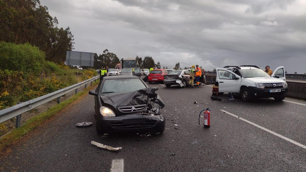 Imagen de algunos de los vehículos implicados en el accidente múltiple.
