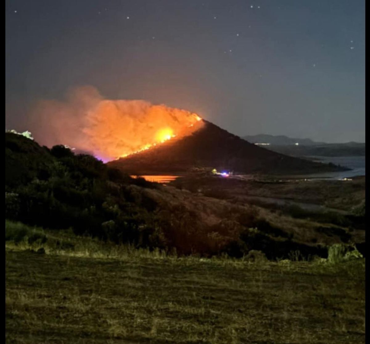El cerro Masatrigo, ardiendo este sábado.