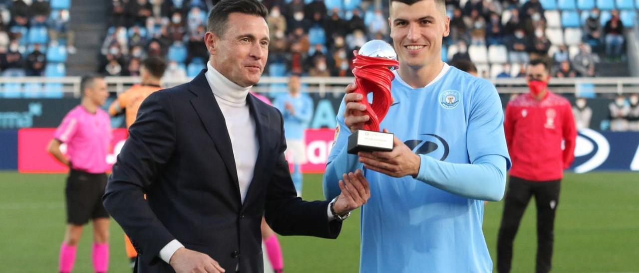 Sergio Castel, delantero de la UD Ibiza, recibiendo de Amadeo Salvo el trofeo al mejor de enero. | VICENT MARÍ