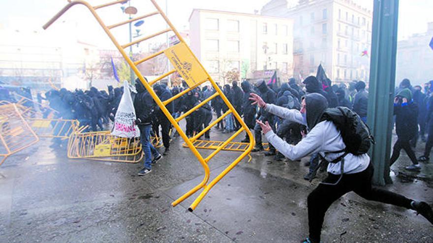 Matí de tensions entre manifestants i policia  a la plaça U d&#039;Octubre