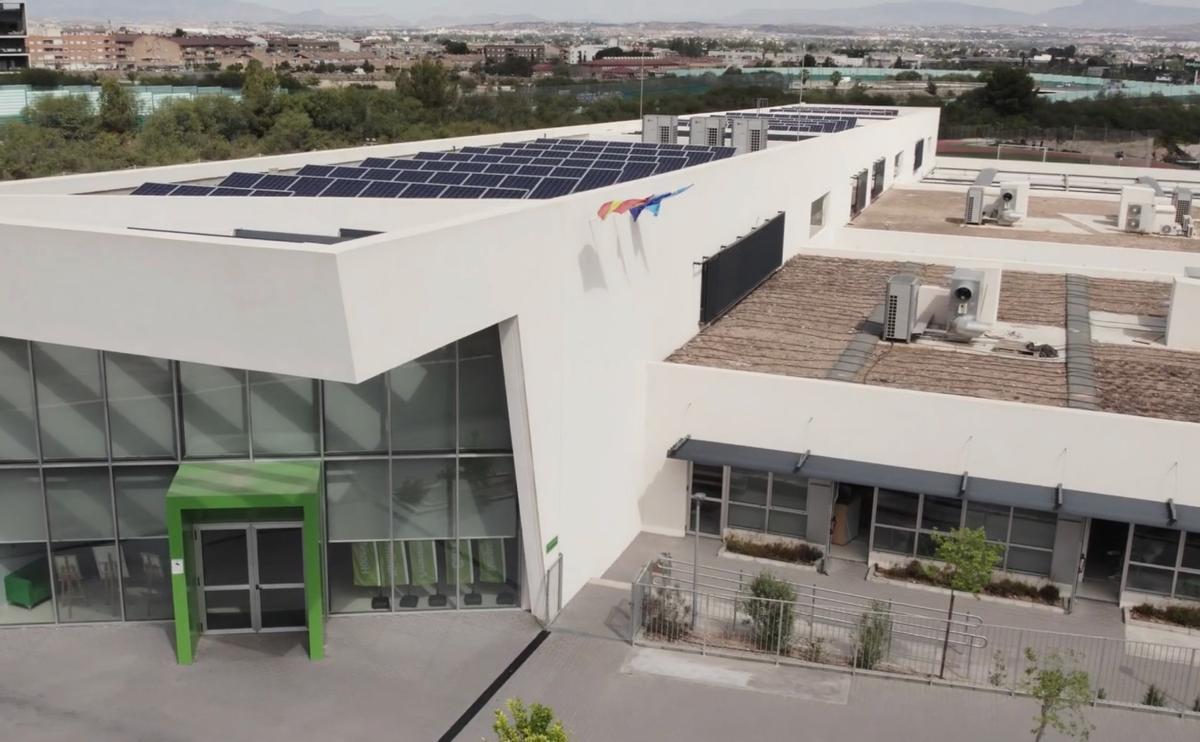 Los paneles solares en el tejado del colegio.