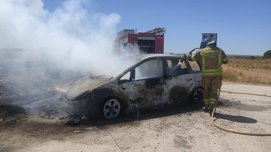 Calcinado un coche en la carretera de El Maderal