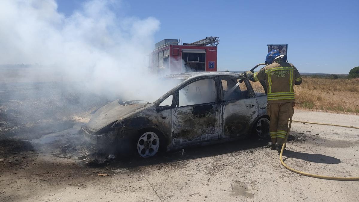 Los bomberos de Toro apagan el fuego en un coche incendiado