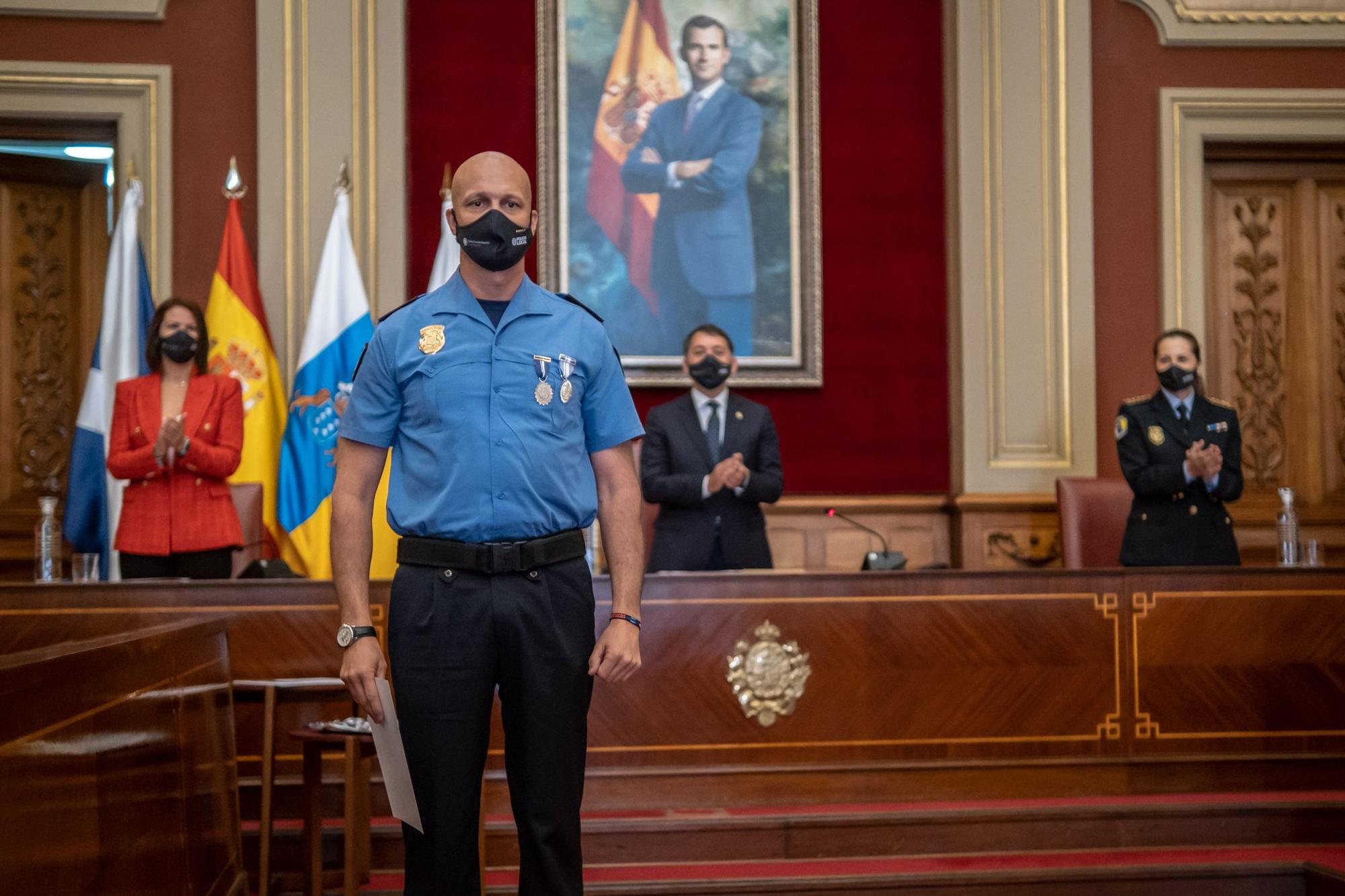 Entrega medallas a la Policía Local Santa Cruz