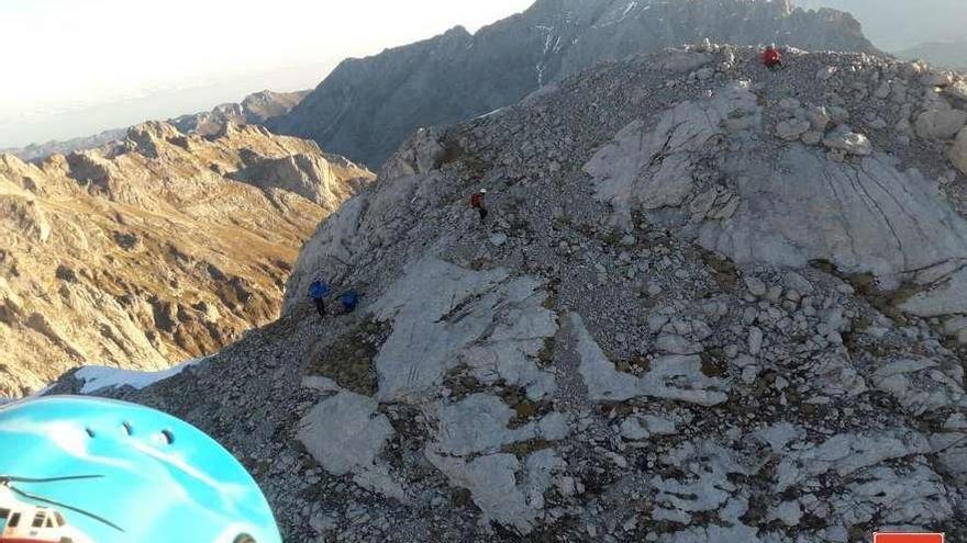 Los cuatro montañeros, en el momento del rescate.