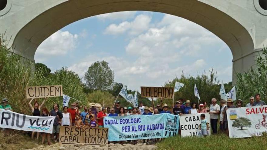 Los participantes en la concentración protestaron en el río Albaida a su paso por Manuel.