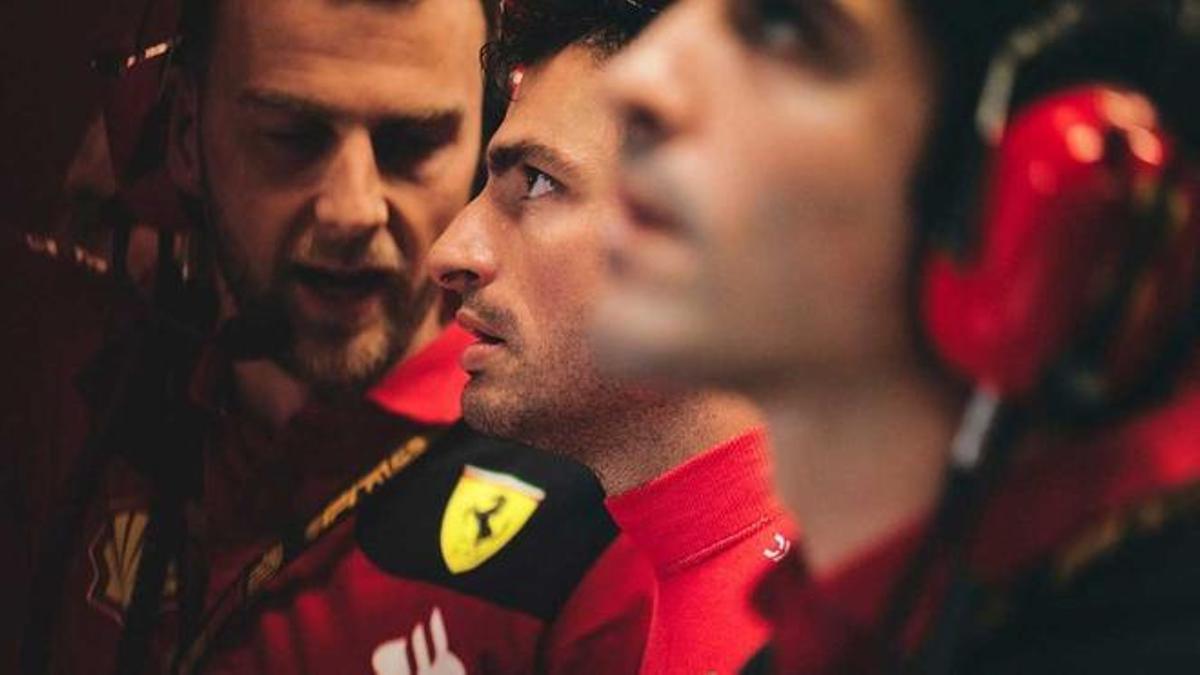 Sainz, atento al monitor de tiempos, en el box de Ferrari en Suzuka.