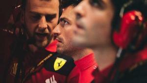 Sainz, atento al monitor de tiempos, en el box de Ferrari en Suzuka.