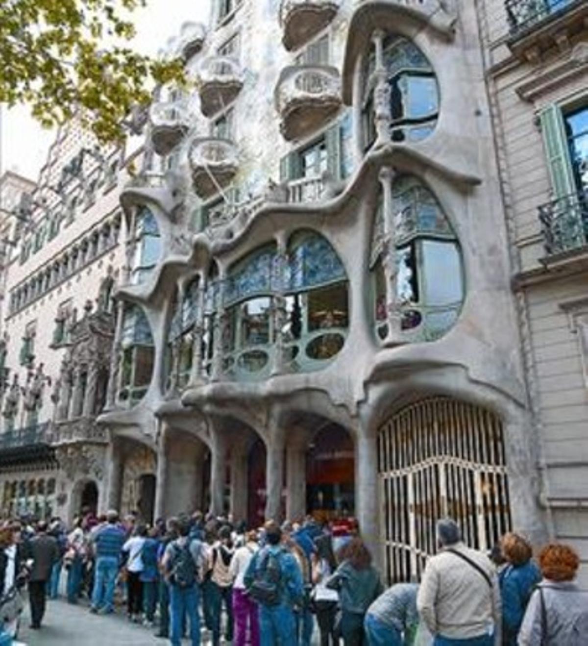 Passeig de Gràcia amb Aragó 8 Cua per visitar la Casa Batlló. Passeig de Gràcia amb Aragó 8 Cua per visitar la Casa Batlló.