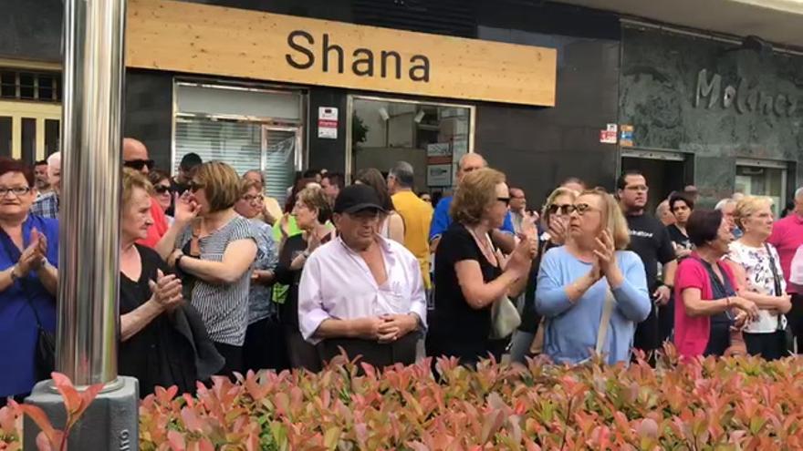 Los vecinos protestan contra la retirada de la Cruz de los Caídos de la Vall