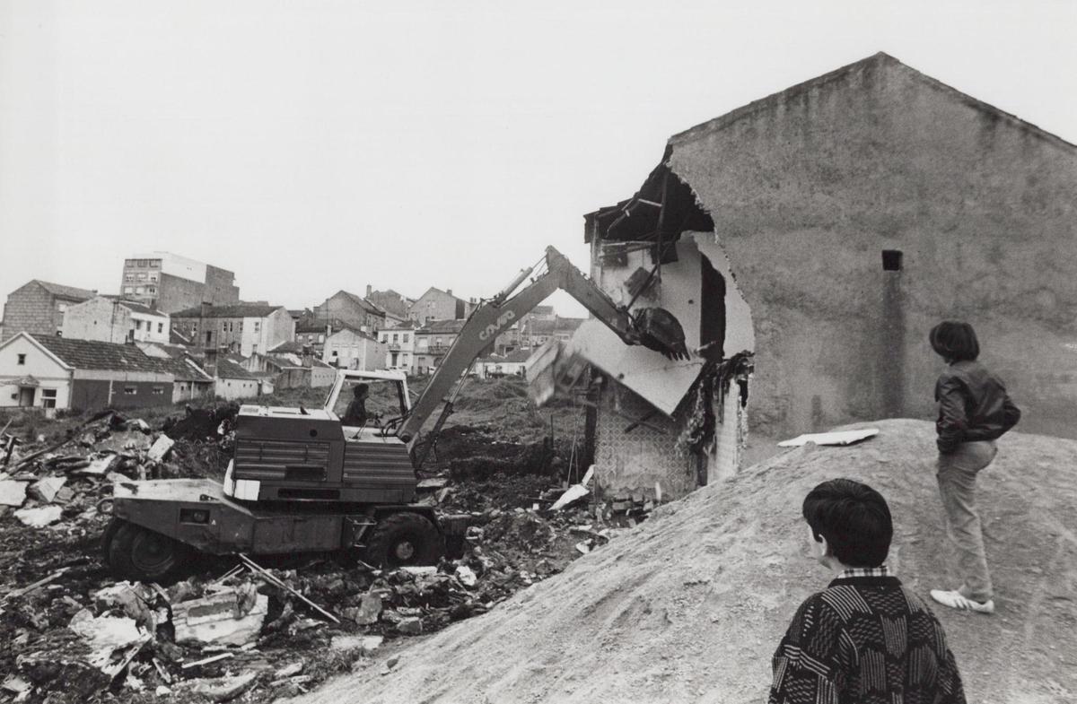 Inicio de las obras de derribo de las viviendas de la calle Jenaro de la Fuente para iniciar su urbanización, en febrero de 1990 Inicio de las obras de derribo de las viviendas de la calle Jenaro de la Fuente para iniciar su urbanización, en febrero de 1990