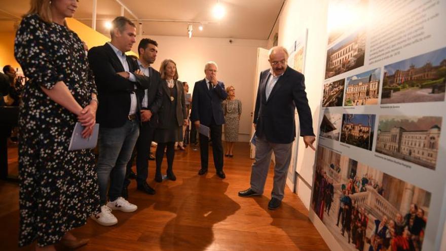 Ramón Villares explica a exposición a Miguel Santalices e demais convidados.