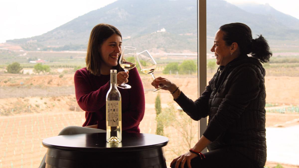 Dos mujeres degustando el vino &#039;Mala vida&#039;, de Bodegas Arráez, en sus instalaciones.