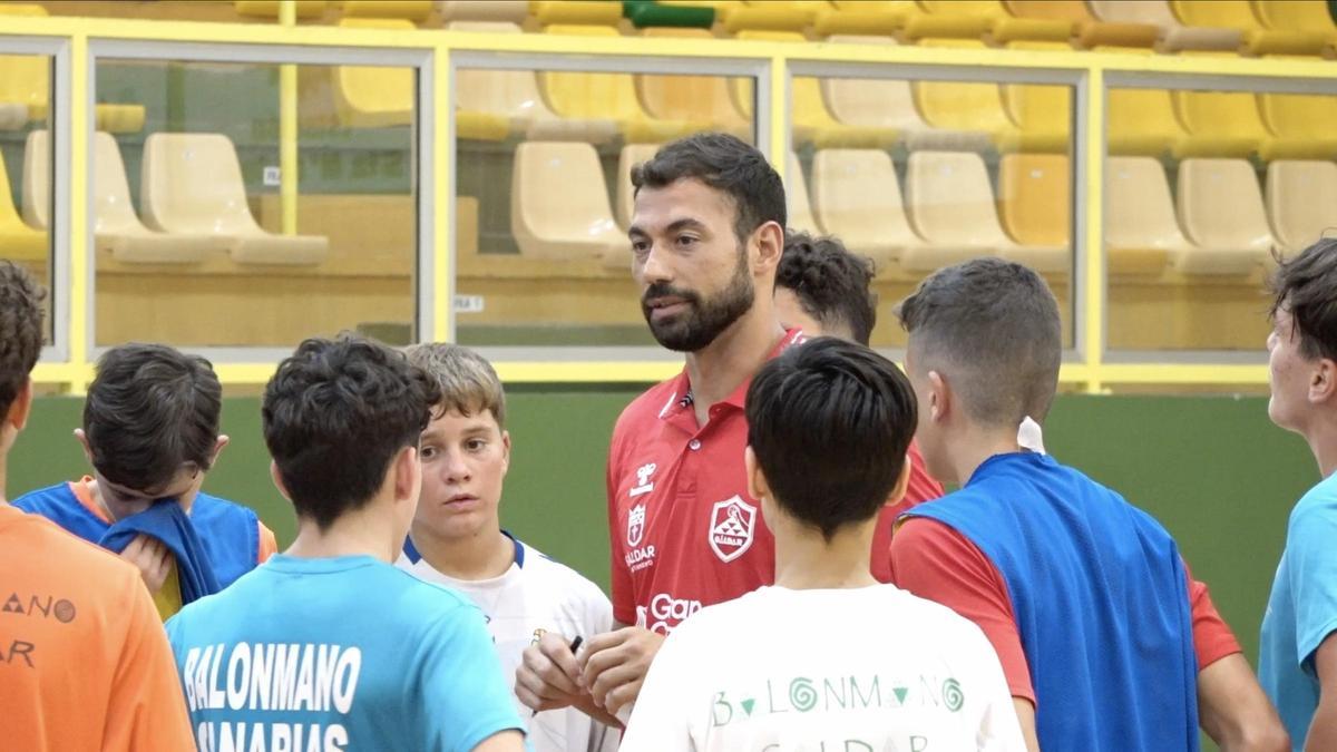 Dani Sarmiento durante un entrenamiento con el equipo cadete del Balonmano Gáldar