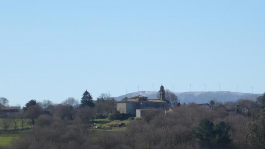 Panorámica de la parroquia lalinense de Donsión, con su templo al fondo. |   // A.V.N.