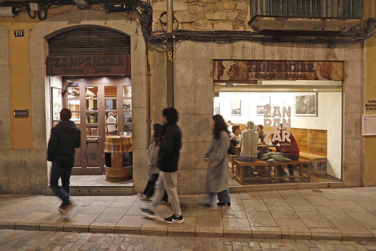 La façana de la taverna basca Zanpanzar, a la Cort Reial de Girona.