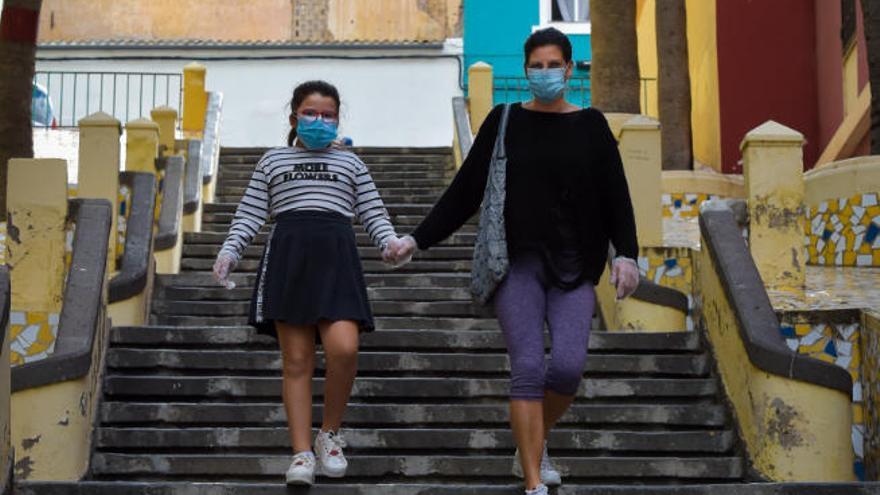 Una mujer baja junto a su hija por las escaleras del pasaje Juan Salazar Herrera, en la capital grancanaria.