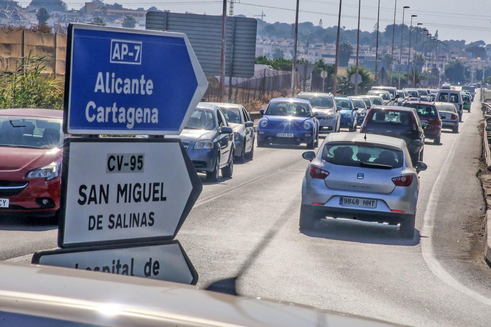 Las retenciones alcanzan Los Balcones en el principal acceso al sur de Torrevieja