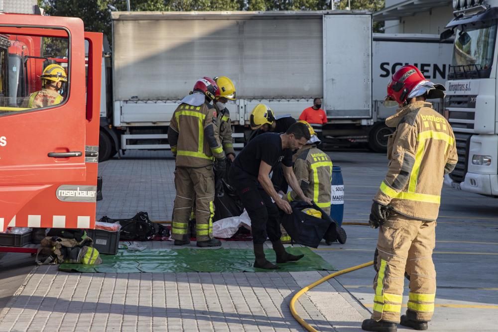 Els Bombers treballant en la fuita d'àcid clorhídric en un camió a Vilablareix