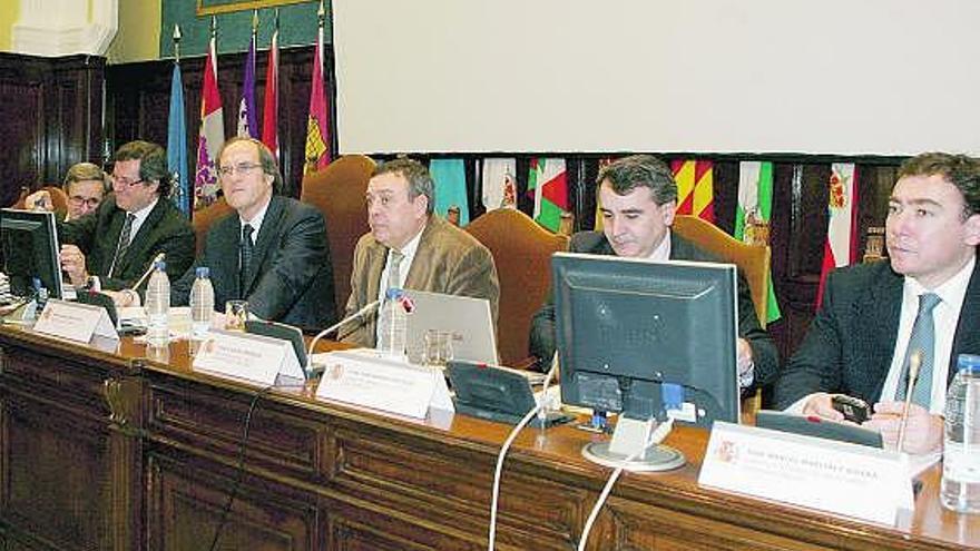 El ministro de Educación, Ángel Gabilondo -tercero por la izquierda-, presidiendo, ayer, el Consejo de Universidades.