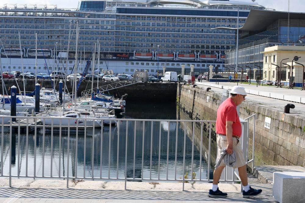 Turistas disfrutan del buen tiempo en A Coruña