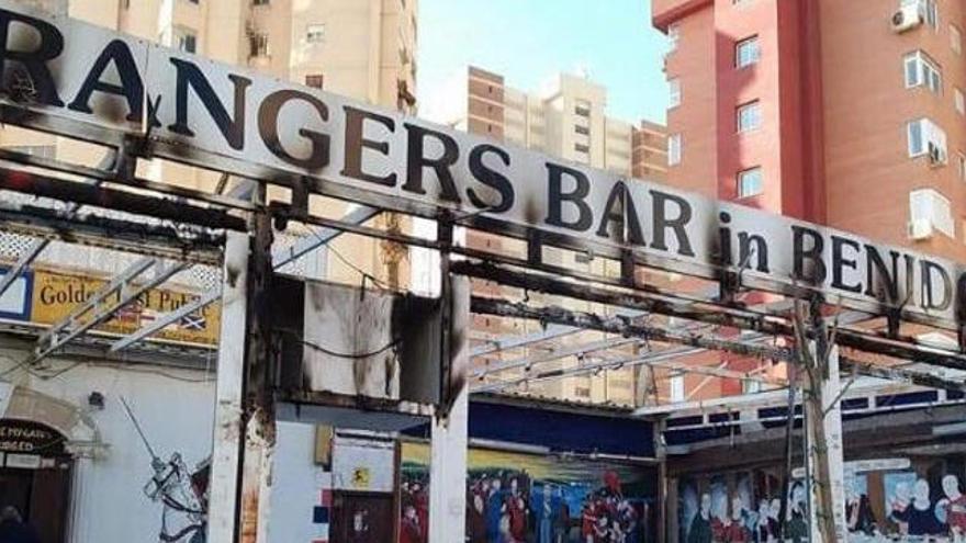 Aficionados del Celtic incendian la terraza de un pub y se enfrentan a la policía