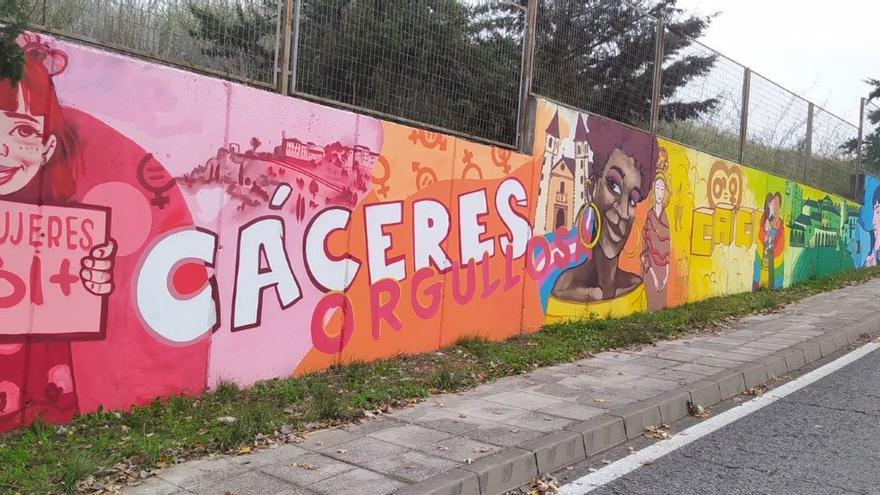 Fotogalería | El Ayuntamiento de Cáceres restura el mural LGTBI atacado con pintadas homófobas