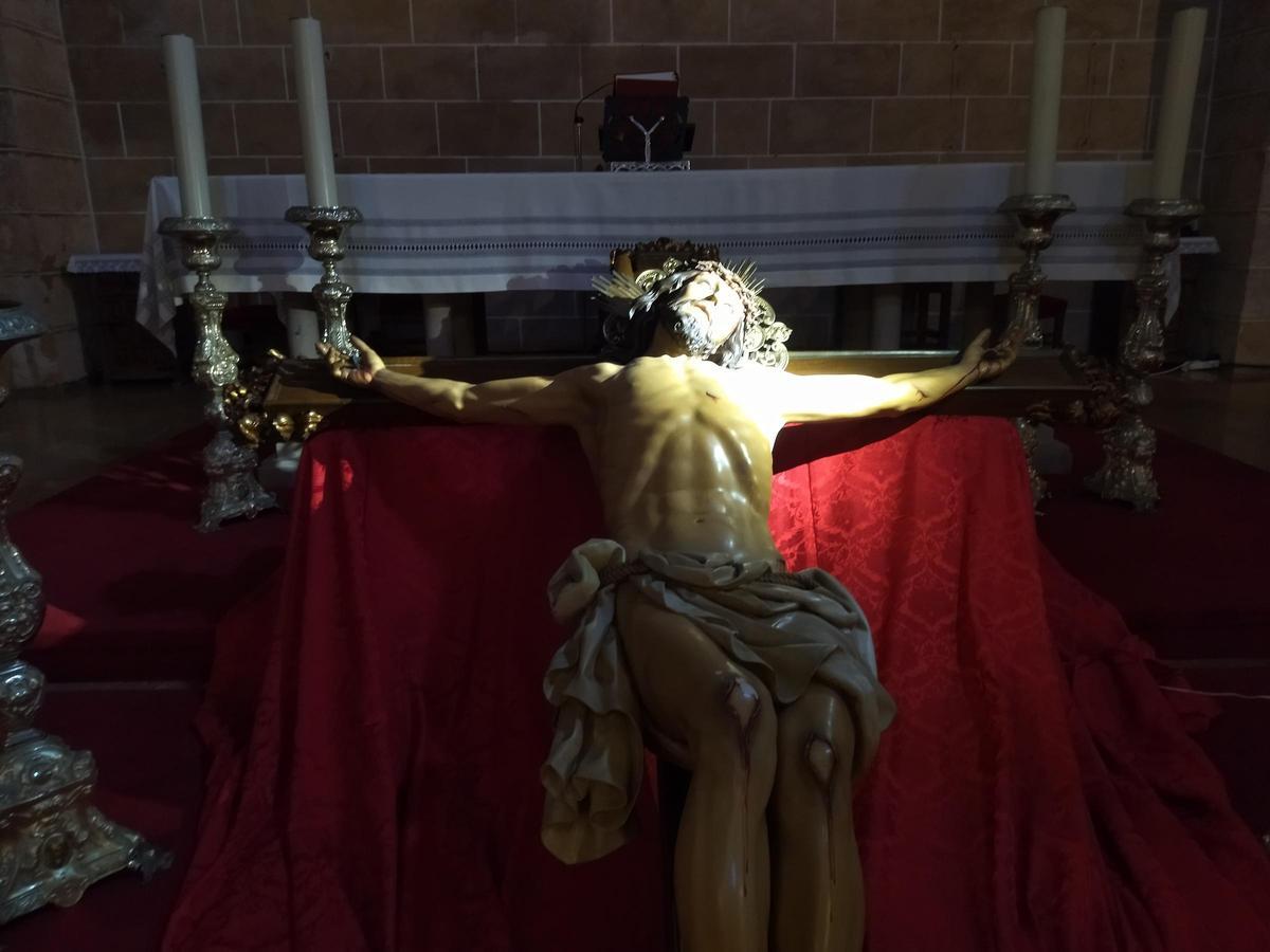 La talla de madera del cristo crucificado sufre carcoma y se ha descolgado del altar
